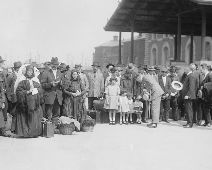 Com'r Wallis & immigrants. , 1920 courtesy of the library of congress